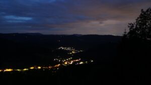 Dieses Bild zeigt eine Webcam-Aufnahme vom Achertal, aufgenommen am Samstag, den 16.05.2026 um 22:10 Uhr. Die Temperatur betrug 6.6°C.