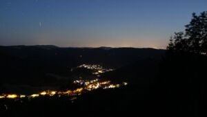Dieses Bild zeigt eine Webcam-Aufnahme vom Achertal, aufgenommen am Freitag, den 03.07.2026 um 23:10 Uhr. Die Temperatur betrug 17.8°C.