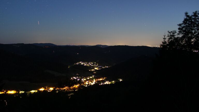Dieses Bild zeigt eine Webcam-Aufnahme vom Achertal, aufgenommen am Freitag, den 03.07.2026 um 23:10 Uhr. Die Temperatur betrug 17.8°C.