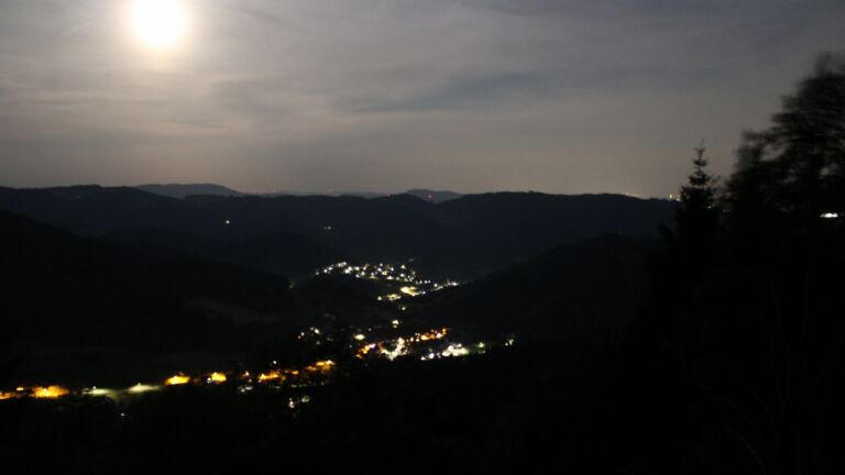 Dieses Bild zeigt eine Webcam-Aufnahme vom Achertal, aufgenommen am Samstag, den 27.06.2026 um 00:30 Uhr. Die Temperatur betrug 29.2°C.