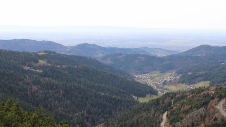 Dieses Bild zeigt eine Webcam-Aufnahme vom Achertal, aufgenommen am Donnerstag, den 13.11.2025 um 14:10 Uhr. Die Temperatur betrug 15.7°C.