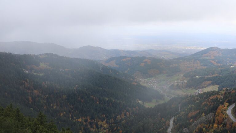 Dieses Bild zeigt eine Webcam-Aufnahme vom Achertal, aufgenommen am Freitag, den 24.10.2025 um 12:20 Uhr. Die Temperatur betrug 1°C.
