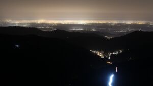 Dieses Bild zeigt eine Webcam-Aufnahme vom Achertal, aufgenommen am Freitag, den 06.03.2026 um 21:30 Uhr. Die Temperatur betrug 9.4°C.