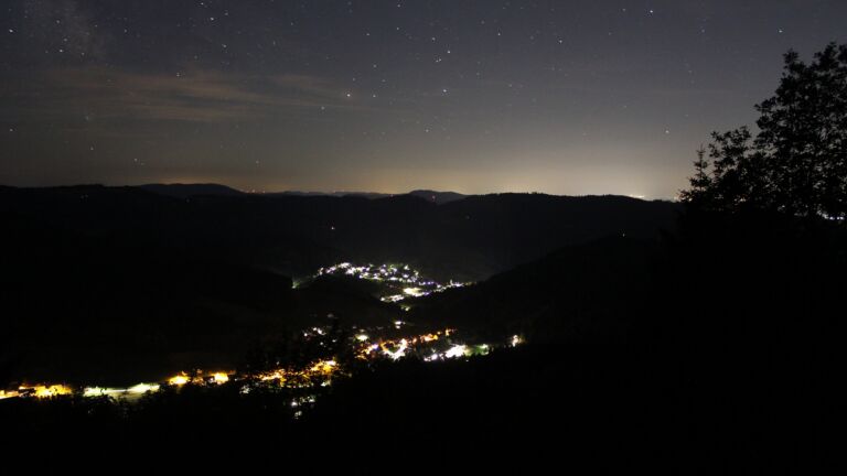Dieses Bild zeigt eine Webcam-Aufnahme vom Achertal, aufgenommen am Donnerstag, den 18.06.2026 um 02:50 Uhr. Die Temperatur betrug 21.6°C.