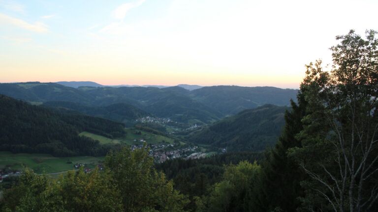 Dieses Bild zeigt eine Webcam-Aufnahme vom Achertal, aufgenommen am Samstag, den 26.09.2026 um 19:10 Uhr. Die Temperatur betrug 23.6°C.