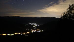 Dieses Bild zeigt eine Webcam-Aufnahme vom Achertal, aufgenommen am Sonntag, den 17.05.2026 um 03:50 Uhr. Die Temperatur betrug 5.3°C.