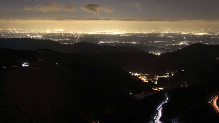 Dieses Bild zeigt eine Webcam-Aufnahme vom Achertal, aufgenommen am Freitag, den 21.11.2025 um 18:20 Uhr. Die Temperatur betrug -6.7°C.