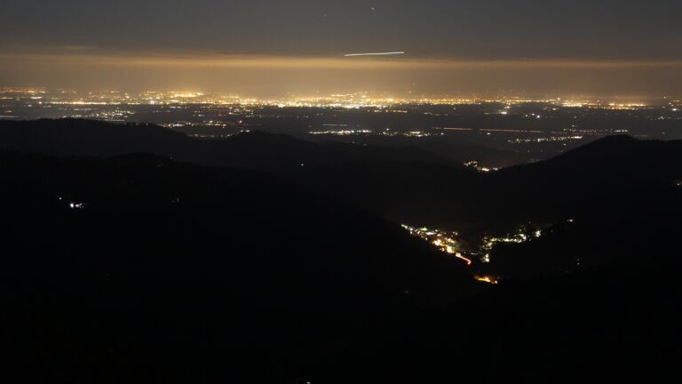 Dieses Bild zeigt eine Webcam-Aufnahme vom Achertal, aufgenommen am Samstag, den 11.10.2025 um 22:00 Uhr. Die Temperatur betrug 7.2°C.