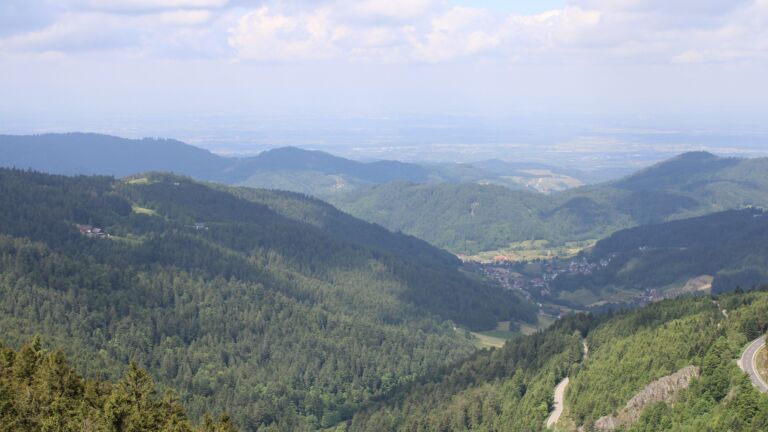Dieses Bild zeigt eine Webcam-Aufnahme vom Achertal, aufgenommen am Freitag, den 23.05.2025 um 11:20 Uhr. Die Temperatur betrug 6.6°C.