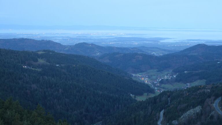 Dieses Bild zeigt eine Webcam-Aufnahme vom Achertal, aufgenommen am Sonntag, den 16.11.2025 um 07:10 Uhr. Die Temperatur betrug 8.4°C.