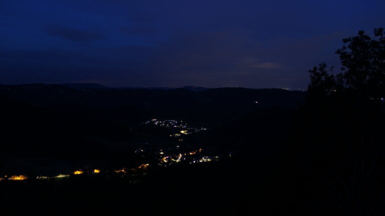 Dieses Bild zeigt eine Webcam-Aufnahme vom Achertal, aufgenommen am Freitag, den 21.08.2026 um 05:30 Uhr. Die Temperatur betrug 15.7°C.