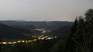 Dieses Bild zeigt eine Webcam-Aufnahme vom Achertal, aufgenommen am Freitag, den 28.08.2026 um 00:00 Uhr. Die Temperatur betrug 26.2°C.