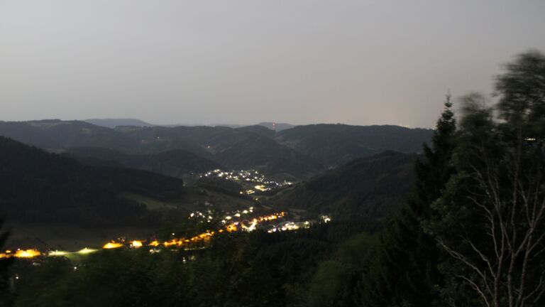 Dieses Bild zeigt eine Webcam-Aufnahme vom Achertal, aufgenommen am Freitag, den 28.08.2026 um 00:00 Uhr. Die Temperatur betrug 26.2°C.