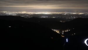 Dieses Bild zeigt eine Webcam-Aufnahme vom Achertal, aufgenommen am Freitag, den 19.12.2025 um 23:30 Uhr. Die Temperatur betrug 6.2°C.