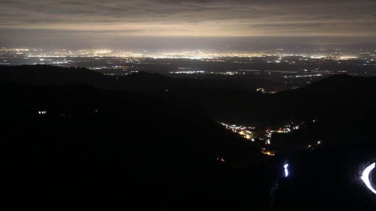 Dieses Bild zeigt eine Webcam-Aufnahme vom Achertal, aufgenommen am Freitag, den 19.12.2025 um 23:30 Uhr. Die Temperatur betrug 6.2°C.