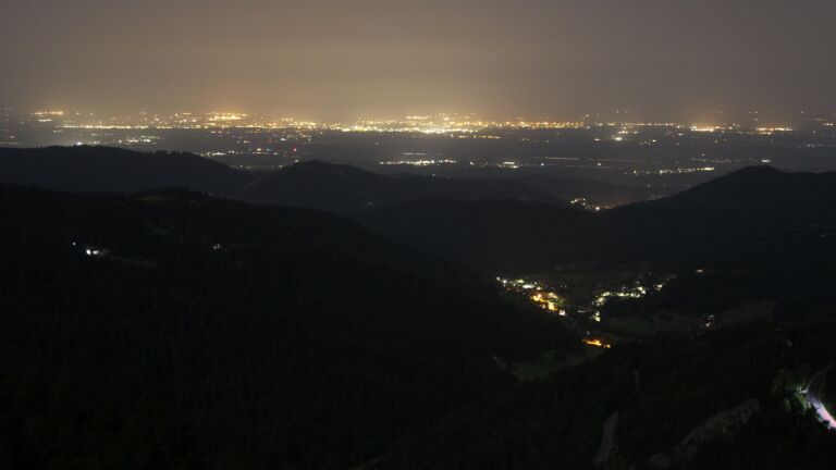 Dieses Bild zeigt eine Webcam-Aufnahme vom Achertal, aufgenommen am Donnerstag, den 14.08.2025 um 01:00 Uhr. Die Temperatur betrug 22.9°C.