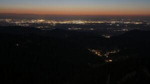 Dieses Bild zeigt eine Webcam-Aufnahme vom Achertal, aufgenommen am Montag, den 02.03.2026 um 19:20 Uhr. Die Temperatur betrug 6.8°C.