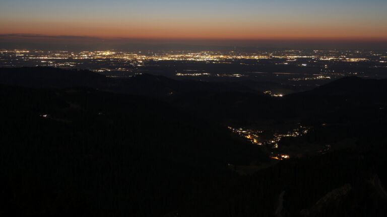 Dieses Bild zeigt eine Webcam-Aufnahme vom Achertal, aufgenommen am Montag, den 02.03.2026 um 19:20 Uhr. Die Temperatur betrug 6.8°C.