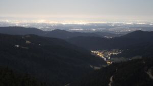 Dieses Bild zeigt eine Webcam-Aufnahme vom Achertal, aufgenommen am Montag, den 02.03.2026 um 04:30 Uhr. Die Temperatur betrug 4.8°C.