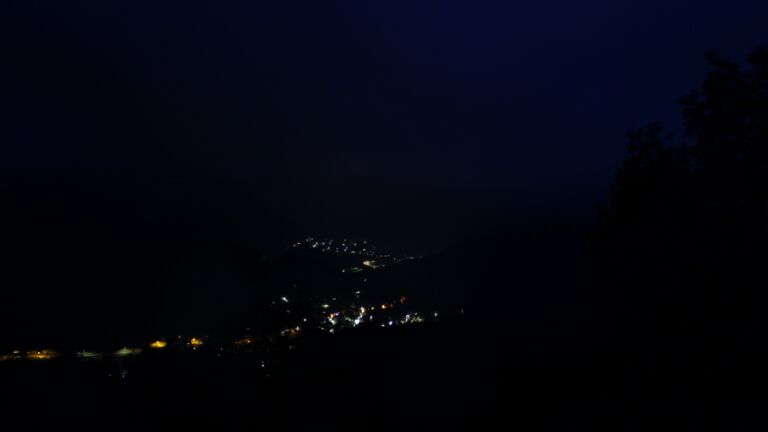 Dieses Bild zeigt eine Webcam-Aufnahme vom Achertal, aufgenommen am Montag, den 27.07.2026 um 04:50 Uhr. Die Temperatur betrug 15.3°C.