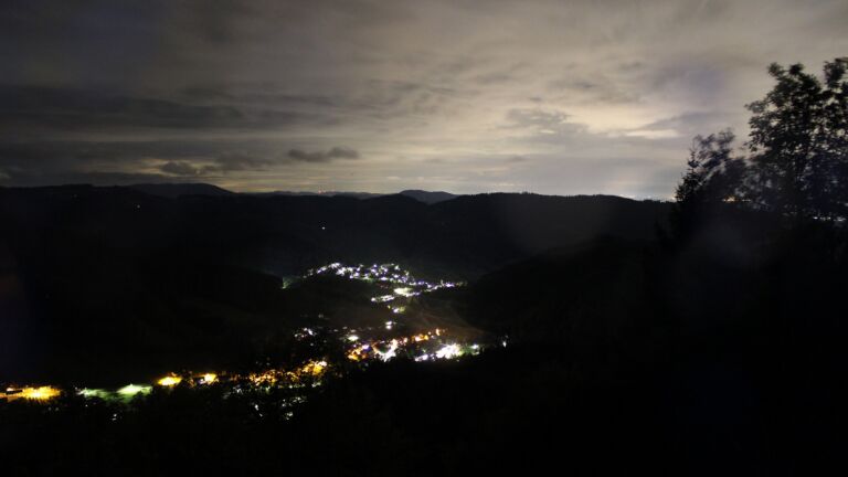 Dieses Bild zeigt eine Webcam-Aufnahme vom Achertal, aufgenommen am Donnerstag, den 08.10.2026 um 01:30 Uhr. Die Temperatur betrug 13.4°C.