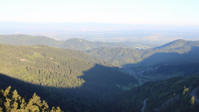 Dieses Bild zeigt eine Webcam-Aufnahme vom Achertal, aufgenommen am Freitag, den 01.05.2026 um 07:10 Uhr. Die Temperatur betrug 6.2°C.