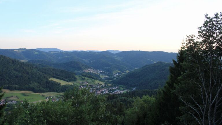 Dieses Bild zeigt eine Webcam-Aufnahme vom Achertal, aufgenommen am Montag, den 06.07.2026 um 21:00 Uhr. Die Temperatur betrug 22.8°C.