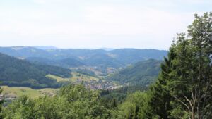 Dieses Bild zeigt eine Webcam-Aufnahme vom Achertal, aufgenommen am Dienstag, den 14.07.2026 um 13:50 Uhr. Die Temperatur betrug 28.3°C.