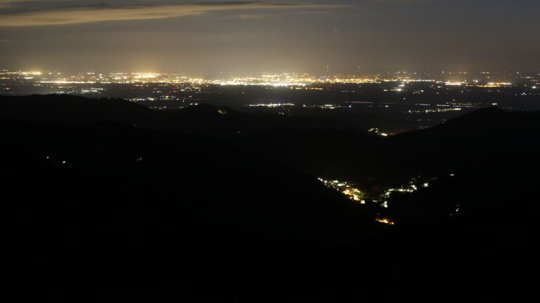 Dieses Bild zeigt eine Webcam-Aufnahme vom Achertal, aufgenommen am Montag, den 23.06.2025 um 23:40 Uhr. Die Temperatur betrug 14°C.