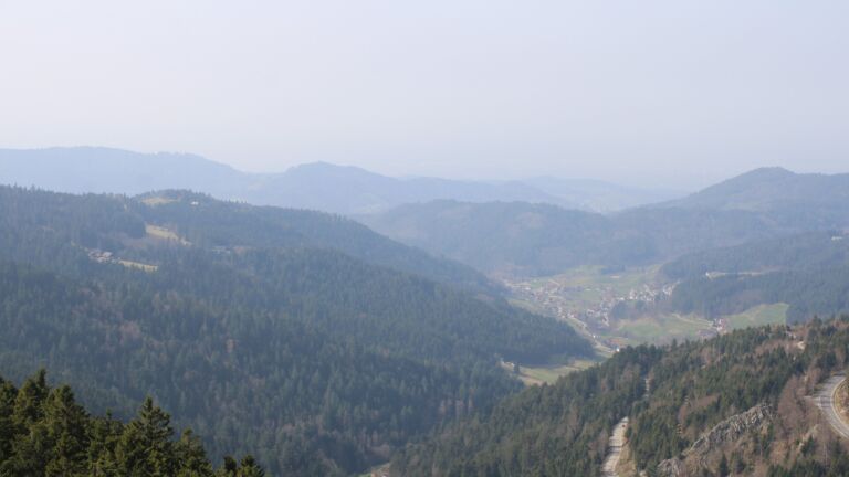 Dieses Bild zeigt eine Webcam-Aufnahme vom Achertal, aufgenommen am Montag, den 09.03.2026 um 13:00 Uhr. Die Temperatur betrug 10.9°C.