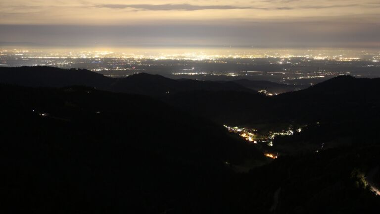 Dieses Bild zeigt eine Webcam-Aufnahme vom Achertal, aufgenommen am Freitag, den 03.10.2025 um 20:20 Uhr. Die Temperatur betrug 8.9°C.