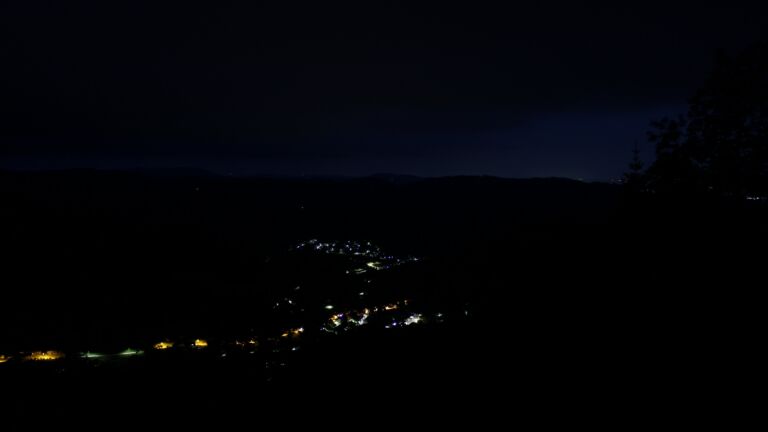 Dieses Bild zeigt eine Webcam-Aufnahme vom Achertal, aufgenommen am Dienstag, den 19.05.2026 um 04:20 Uhr. Die Temperatur betrug 8°C.
