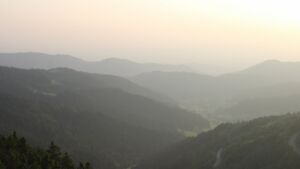 Dieses Bild zeigt eine Webcam-Aufnahme vom Achertal, aufgenommen am Freitag, den 13.06.2025 um 20:50 Uhr. Die Temperatur betrug 22.8°C.