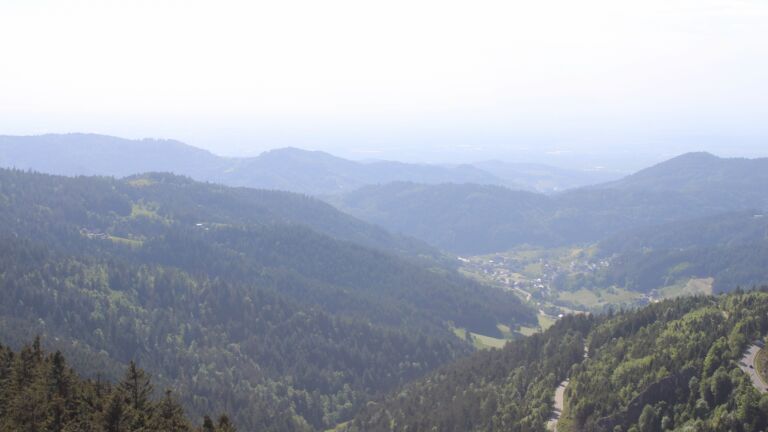 Dieses Bild zeigt eine Webcam-Aufnahme vom Achertal, aufgenommen am Donnerstag, den 15.05.2025 um 17:30 Uhr. Die Temperatur betrug 11°C.