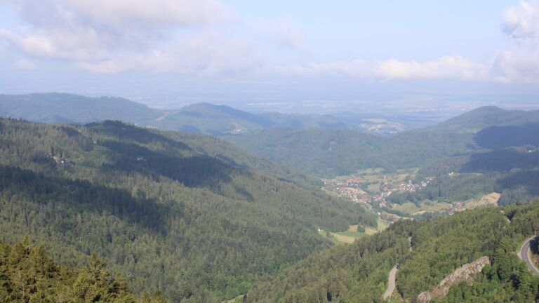 Dieses Bild zeigt eine Webcam-Aufnahme vom Achertal, aufgenommen am Freitag, den 23.05.2025 um 09:10 Uhr. Die Temperatur betrug 5.5°C.
