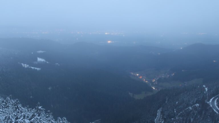 Dieses Bild zeigt eine Webcam-Aufnahme vom Achertal, aufgenommen am Freitag, den 28.11.2025 um 07:30 Uhr. Die Temperatur betrug 1.5°C.