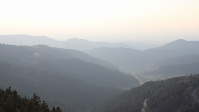 Dieses Bild zeigt eine Webcam-Aufnahme vom Achertal, aufgenommen am Montag, den 23.03.2026 um 17:40 Uhr. Die Temperatur betrug 6.4°C.