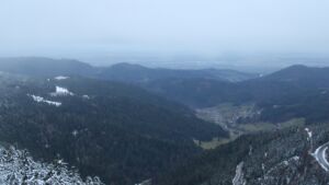 Dieses Bild zeigt eine Webcam-Aufnahme vom Achertal, aufgenommen am Freitag, den 28.11.2025 um 08:00 Uhr. Die Temperatur betrug 1.8°C.