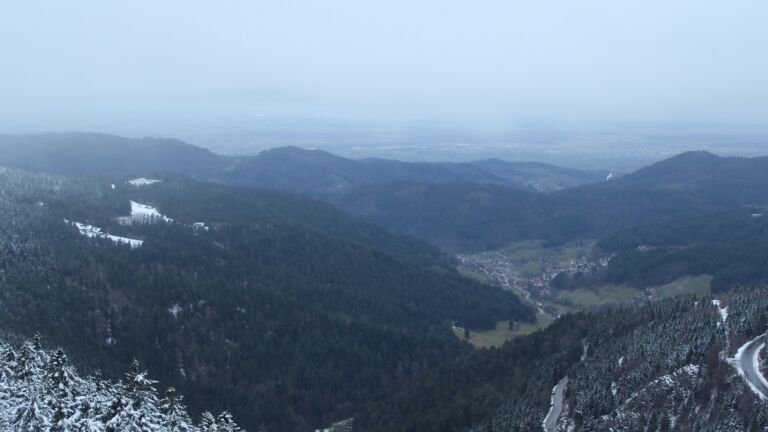 Dieses Bild zeigt eine Webcam-Aufnahme vom Achertal, aufgenommen am Freitag, den 28.11.2025 um 08:00 Uhr. Die Temperatur betrug 1.8°C.