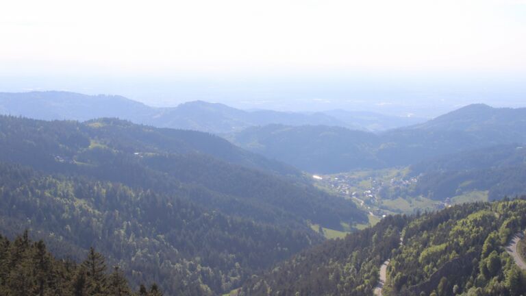 Dieses Bild zeigt eine Webcam-Aufnahme vom Achertal, aufgenommen am Freitag, den 09.05.2025 um 18:00 Uhr. Die Temperatur betrug 9.9°C.