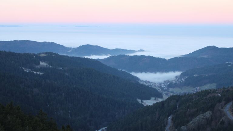 Dieses Bild zeigt eine Webcam-Aufnahme vom Achertal, aufgenommen am Sonntag, den 28.12.2025 um 08:20 Uhr. Die Temperatur betrug -2.8°C.