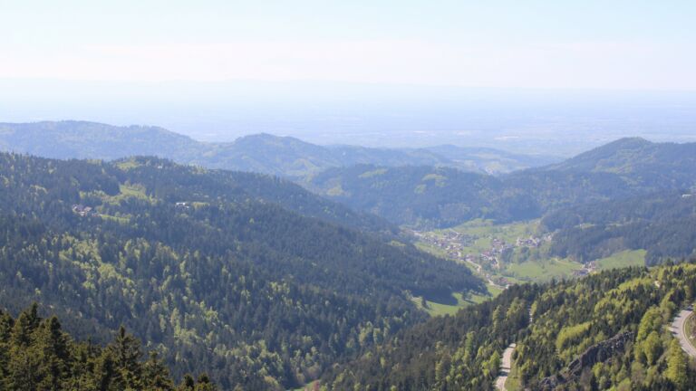 Dieses Bild zeigt eine Webcam-Aufnahme vom Achertal, aufgenommen am Sonntag, den 26.04.2026 um 15:40 Uhr. Die Temperatur betrug 14.4°C.