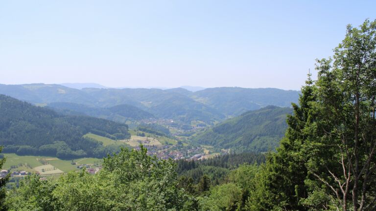 Dieses Bild zeigt eine Webcam-Aufnahme vom Achertal, aufgenommen am Montag, den 25.05.2026 um 13:30 Uhr. Die Temperatur betrug 26.6°C.