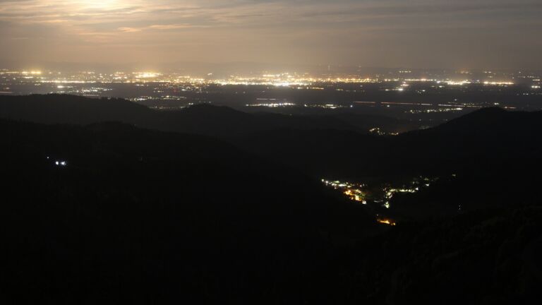 Dieses Bild zeigt eine Webcam-Aufnahme vom Achertal, aufgenommen am Dienstag, den 28.04.2026 um 04:10 Uhr. Die Temperatur betrug 9.9°C.