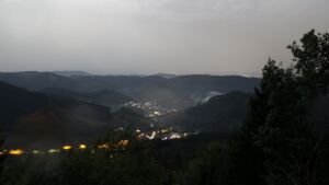 Dieses Bild zeigt eine Webcam-Aufnahme vom Achertal, aufgenommen am Freitag, den 28.08.2026 um 02:30 Uhr. Die Temperatur betrug 17.7°C.