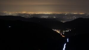 Dieses Bild zeigt eine Webcam-Aufnahme vom Achertal, aufgenommen am Samstag, den 07.03.2026 um 22:00 Uhr. Die Temperatur betrug 8.4°C.