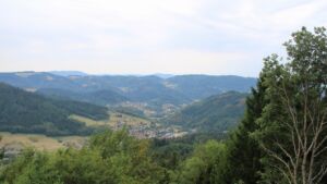Dieses Bild zeigt eine Webcam-Aufnahme vom Achertal, aufgenommen am Samstag, den 15.08.2026 um 12:30 Uhr. Die Temperatur betrug 27.9°C.