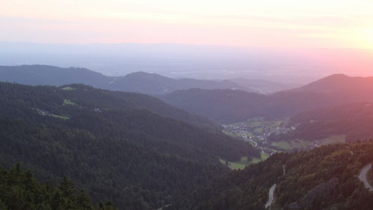 Dieses Bild zeigt eine Webcam-Aufnahme vom Achertal, aufgenommen am Mittwoch, den 06.08.2025 um 20:50 Uhr. Die Temperatur betrug 13.8°C.