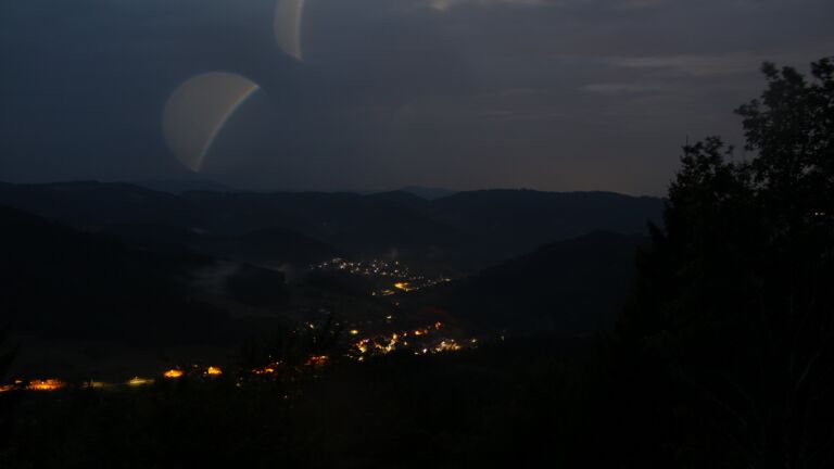 Dieses Bild zeigt eine Webcam-Aufnahme vom Achertal, aufgenommen am Samstag, den 01.08.2026 um 05:00 Uhr. Die Temperatur betrug 16.6°C.