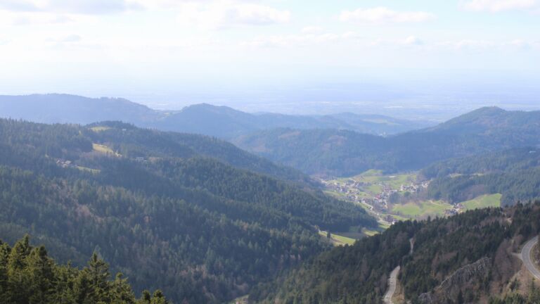 Dieses Bild zeigt eine Webcam-Aufnahme vom Achertal, aufgenommen am Donnerstag, den 12.03.2026 um 14:40 Uhr. Die Temperatur betrug 6.7°C.